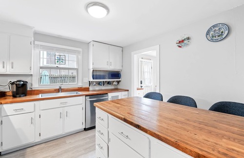 Rockport Maison | 4 BR Home l Walk to Beaches & Downtown l Reserved Parking & Beach Gear included