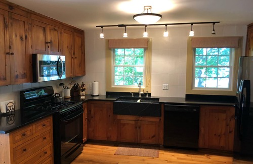 West Stockbridge Maison | Grande maison avec de beaux jardins sur l’étang de Berkshires. À distance de marche de la ville.