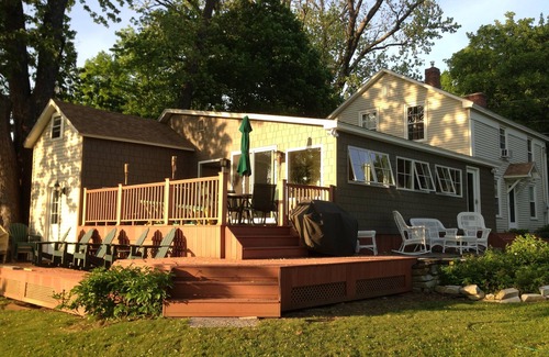 West Stockbridge Maison | Grande maison avec de beaux jardins sur l’étang de Berkshires. À distance de marche de la ville.