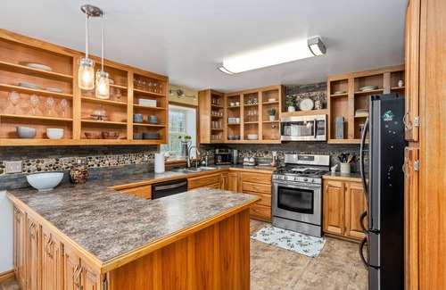 Watkins Glen Maison | 4 BR Home w/ Game Room. 3 Min from WGI & minutes from Wine Trail.
