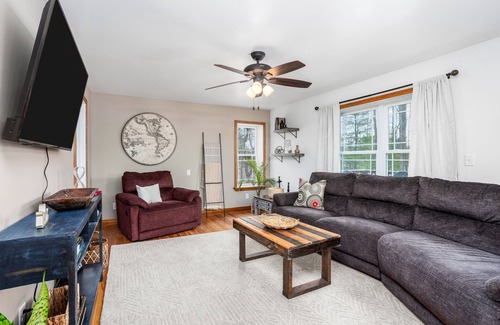 Watkins Glen Maison | 4 BR Home w/ Game Room. 3 Min from WGI & minutes from Wine Trail.