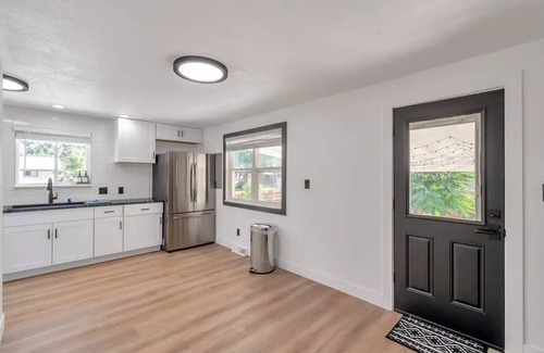 Lakewood Maison | 4 BR home with game room & large backyard to entertain Centrally located Near DT