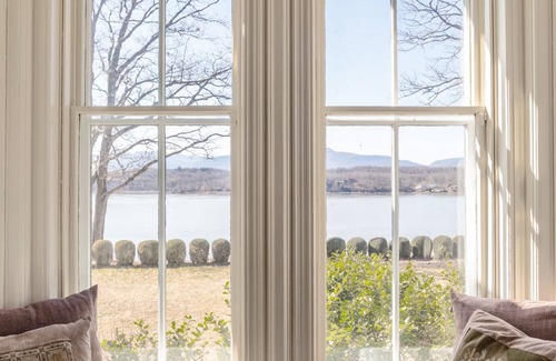 Germantown Maison | 4 Br, Hudson River Manor on 65 acres, with pool