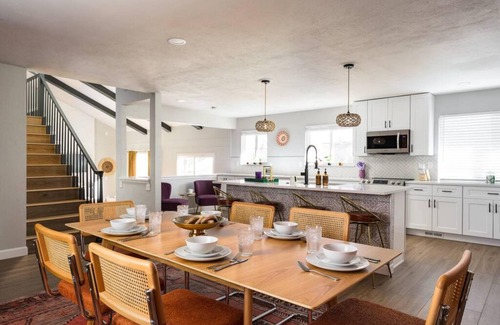 Northwest Arvada Maison | 4 BR Modern Home With Pool Table and Fire Pit