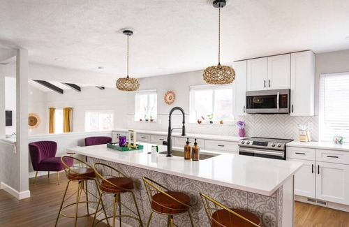 Northwest Arvada Maison | 4 BR Modern Home With Pool Table and Fire Pit
