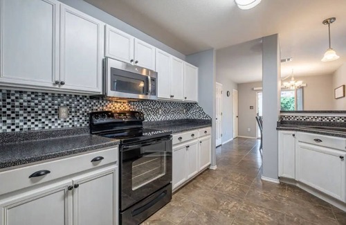 Heritage Maison | 4 BR Oasis pool house - BMT Lackland & SeaWorld
