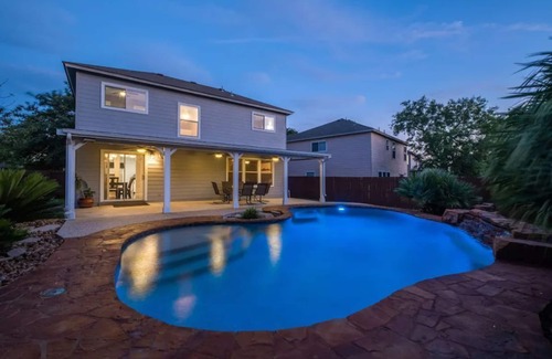 Heritage Maison | 4 BR Oasis pool house - BMT Lackland & SeaWorld
