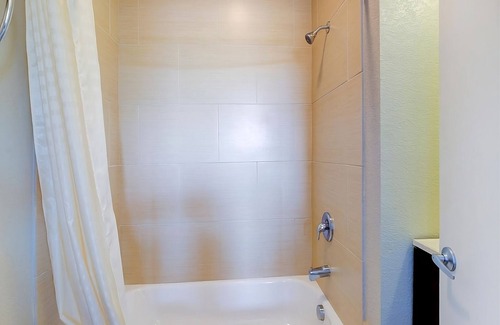 Dilley Maison | 4 Budget-Friendly Units! Short Drive to Fireman’s Park, Free Breakfast!