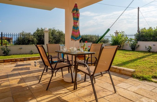 Paralia Platanou Maison | 4' from the sea family house in a garden with lawn and trees
