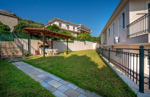 Paralia Platanou Maison | 4' from the sea family house in a garden with lawn and trees