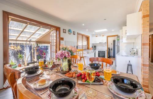 Salamander Bay Maison | 4 Gilchrist Rd - pet friendly, air con, Wi-Fi