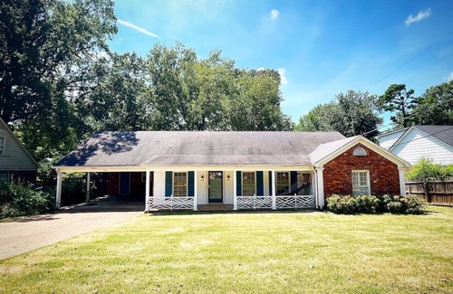 East Memphis Maison | 4 House at Memphis Retreat Game Outdoor Dining