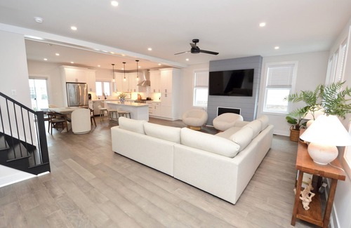 Atlantic City Maison | 4 houses from beach; Outside pool; Elevator Access; Less than 3 yrs old