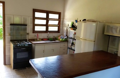 Barra do Sahy Maison | 4 maisons de 2 et 3 chambres (salon, cuisine, salle de bain, barbecue et mobilier)