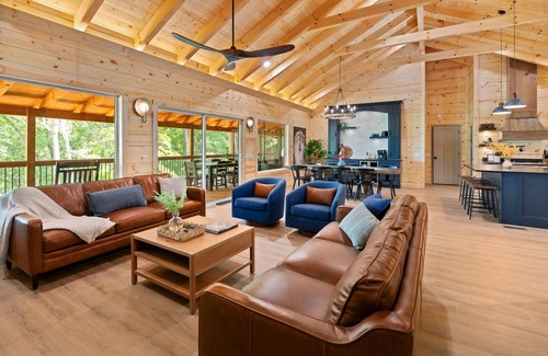 Frenchburg Appartement | 4 King Beds Hot Tub Fire Pit Forest View