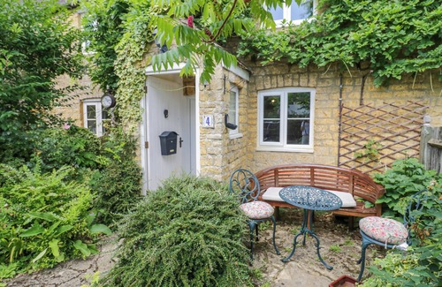 Bourton Cottage | 4 LANSDOWN COTTAGES, pet friendly in Bourton-On-The-Water