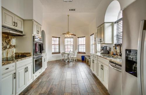 Algiers Maison | 4 Mi to Bourbon St Spacious Retreat with Wet Bar!