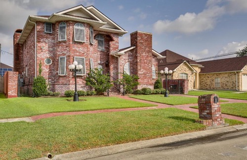 Algiers Maison | 4 Mi to Bourbon St Spacious Retreat with Wet Bar!