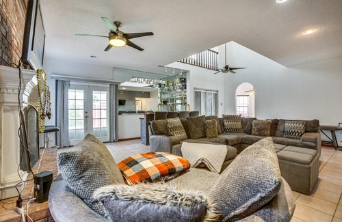 Algiers Maison | 4 Mi to Bourbon St Spacious Retreat with Wet Bar!