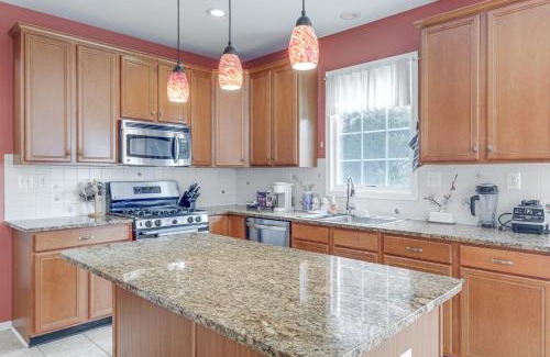 Herndon Maison | 4 Mi to Dulles Airport Spacious D C Area Home