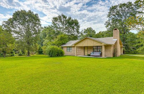 Redlick Maison | 4 Mi to Hospital Texarkana Family Home with Yard!