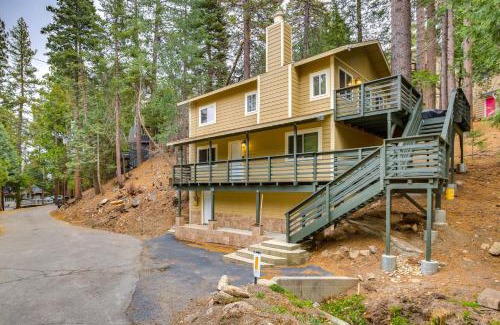 Twin Peaks Maison | 4 Mi to Lake Arrowhead Cabin with Grill and Deck!