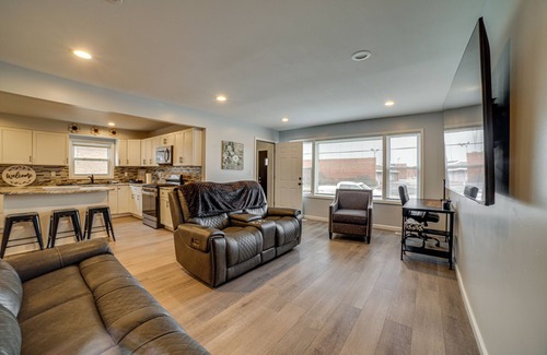 East Chicago Maison | 4 Mi to Lake Michigan: East Chicago Home w/ Grill