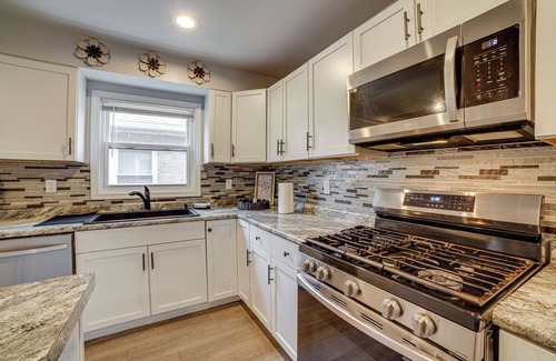 East Chicago Maison | 4 Mi to Lake Michigan: East Chicago Home w/ Grill