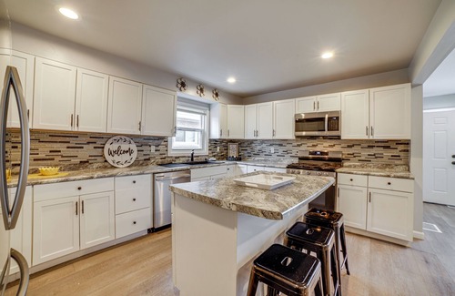 East Chicago Maison | 4 Mi to Lake Michigan: East Chicago Home w/ Grill