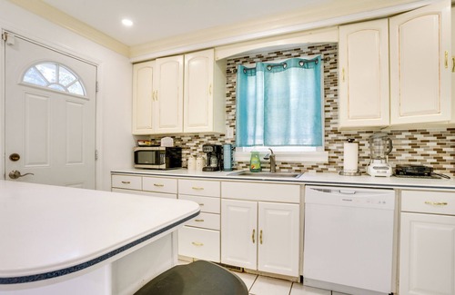 Englewood Appartement | 4 Mi to NYC, Shared Yard: Englewood Apartment!