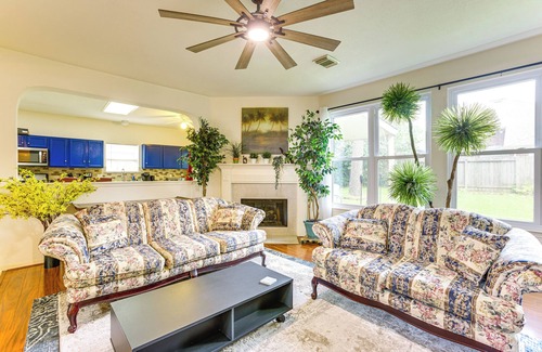 Spring Maison | 4 Mi to Old Town Spring: Family Retreat w/Yard!