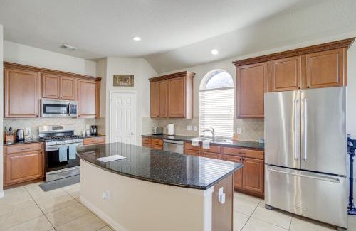 Spring Maison | 4 Mi to Six Flags Spring Vacation Home