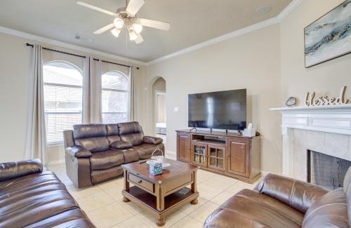 Spring Maison | 4 Mi to Six Flags Spring Vacation Home