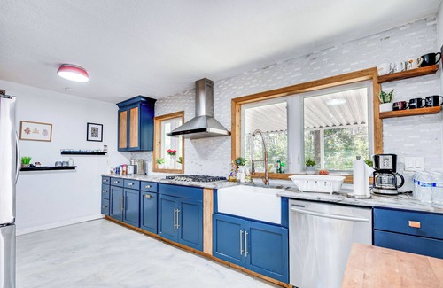 Gainesville Cottage | 4 Mi to UF: Pet-Friendly Home w/ Yard & Deck