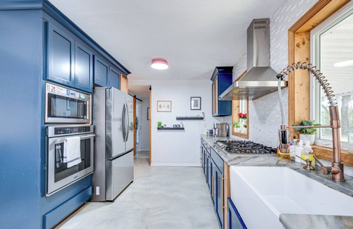 Gainesville Cottage | 4 Mi to UF: Pet-Friendly Home w/ Yard & Deck