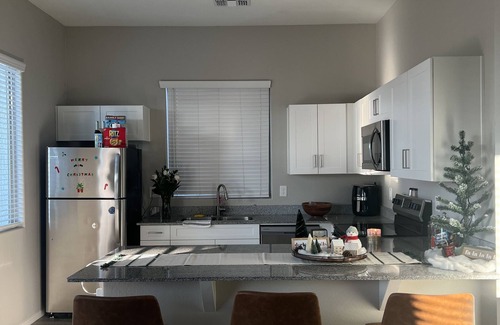 Maryvale Village Maison | 4 min drive to cardinals State Farm stadium with beautiful yard and high ceiling