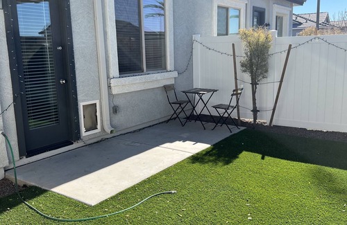 Maryvale Village Maison | 4 min drive to cardinals State Farm stadium with beautiful yard and high ceiling