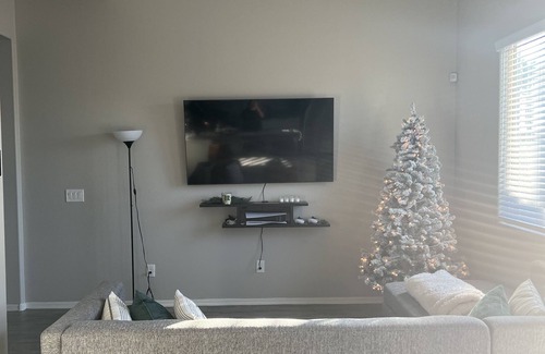 Maryvale Village Maison | 4 min drive to cardinals State Farm stadium with beautiful yard and high ceiling