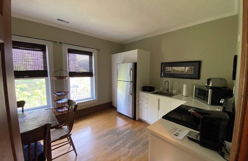 Southampton Appartement | 4 Person, Downtown Southampton, Upper Level Apartment