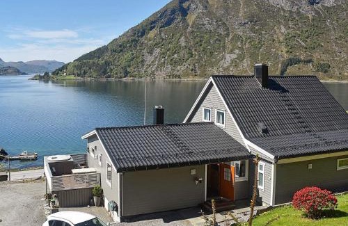 Silda Maison | 4 person holiday home in Selje