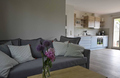 Alt Farpen Appartement | 4-room red vacation home for up to 8 people - 4-room colorful vacation homes, OVS 999