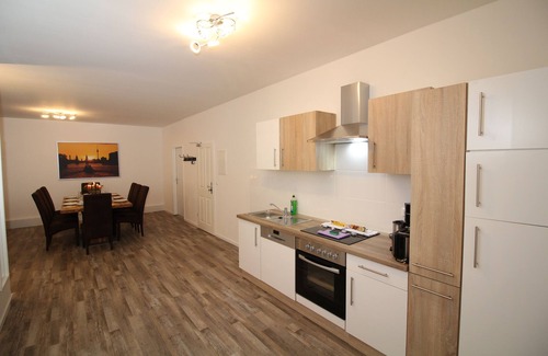 Tempelhof-Schoeneberg Appartement | 4 chambres, jusqu'à 13 personnes, aménagement luxueux, "Freesia"