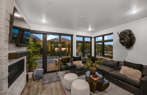 Silverthorne Maison | 4-Season Modern Mountain Penthouse with Private Hot Tub & Scenic Views