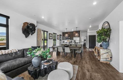 Silverthorne Maison | 4-Season Modern Mountain Penthouse with Private Hot Tub & Scenic Views