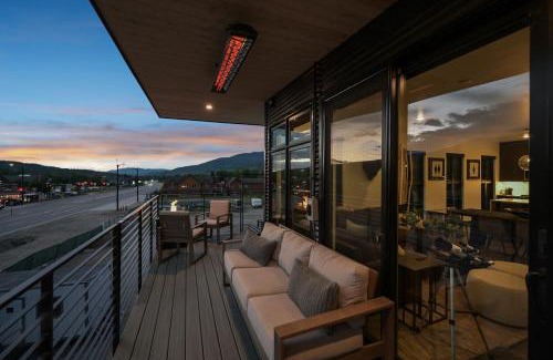 Silverthorne Maison | 4-Season Modern Mountain Penthouse with Private Hot Tub & Scenic Views