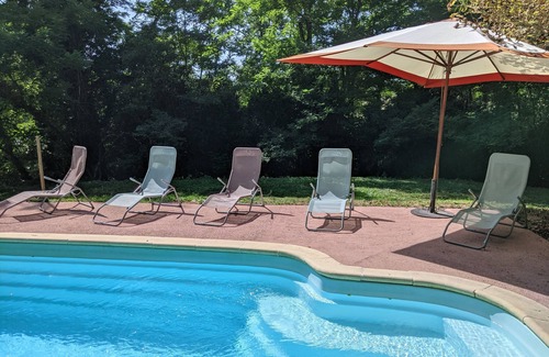 Chissey-en-Morvan Maison | Gîte 4 étoiles : le charme d'antan, piscine privée, et tout le confort moderne