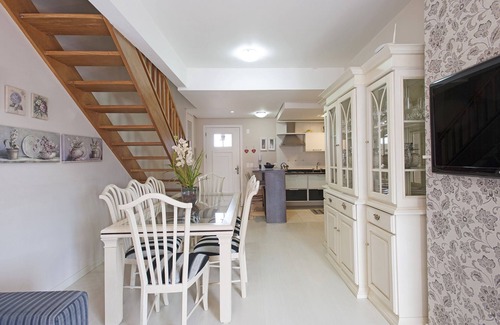 Gramado City Centre Appartement | 3 SUITES, VARANDA POUR LES BORGES DE RUE MEDEIROS, DEUX QUADRAS COUVERTS DE RUE