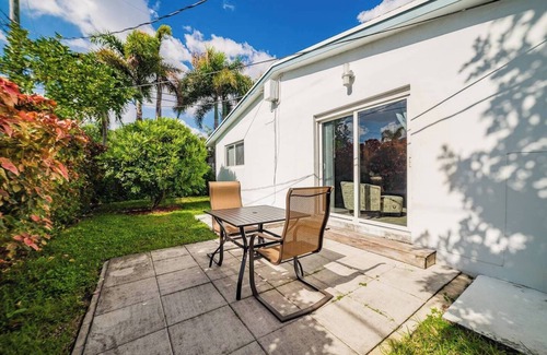 Poinsettia Heights Appartement | Ensoleillé, nouvellement meublé 1BR apt