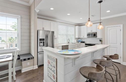King City Maison | 400 Ocean Blvd. #1200