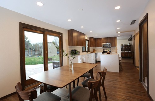 Tri-Cities Maison | 4000 sq ft Retreat, Sleeps 16, Large Great Room, Hot tub & Pool, Two masters